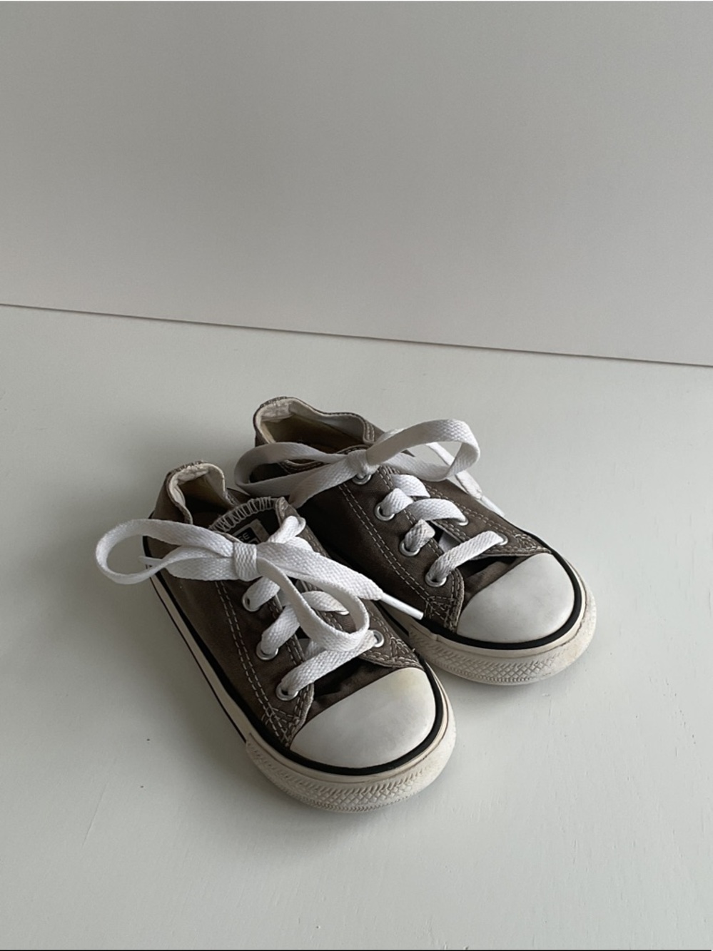Converse Kids Low-Top Sneakers in Brown and White
